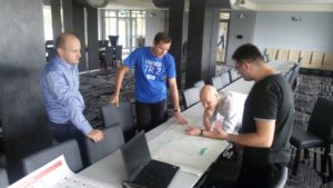 Jerzy Obojski (w niebieskim) pomaga zespołowi w użyciu TRIZ przy rozwiązywaniu problemu (TRIZ Teamwork)